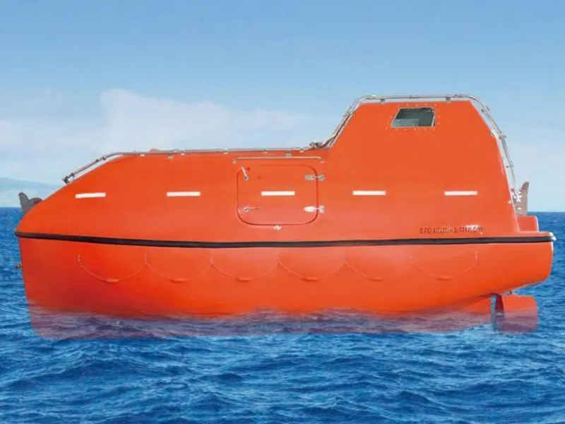 3.Полностью закрытая спасательная и дежурная шлюпка.2